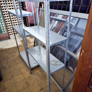 Estantería Metálica de Cuatro Niveles - imagen 3