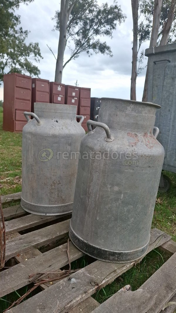 Dos Bidones Metálicos Antiguos para Leche