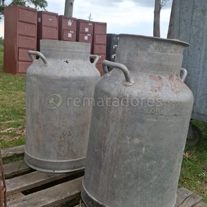 Lote siguiente: Dos Bidones Metálicos Antiguos para Leche