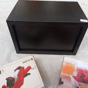 Tres piezas: caja fuerte en metal  (sin llave) + waflera y etiquetadora. - imagen 4