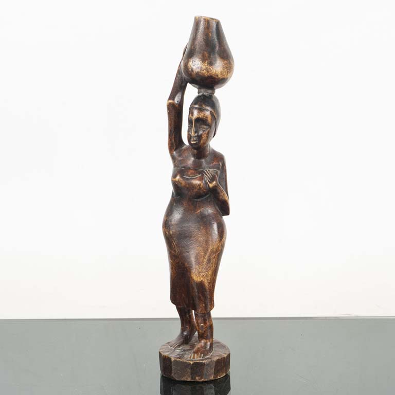 Lote siguiente: Escultura de madera abstracta - Medidas: 9x41cm