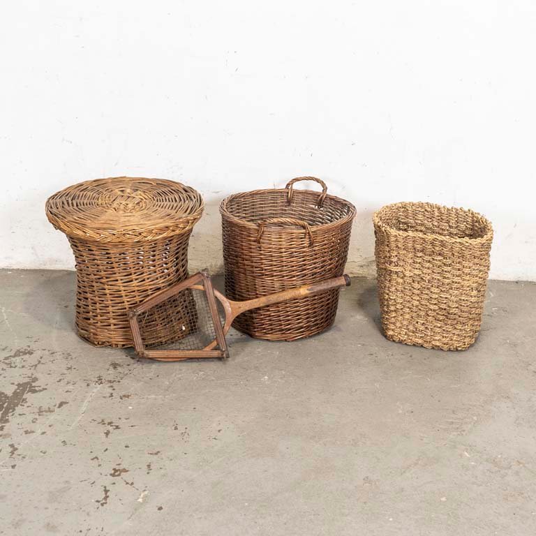 Lote anterior: Tres canastos antiguos de madera con detalles de uso y prensa