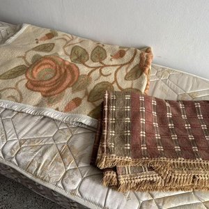 Frazada "La Aurora" de Lana con Diseño Floral y Colcha Estampada - imagen 2