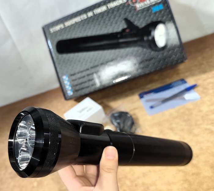 Lámpara Recargable Metalica Grande con Puntero Laser/Disparador Gas - imagen 5