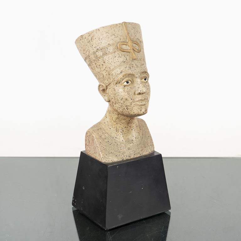 Lote anterior: Busto egipcio de plástico - Detalle y estilo