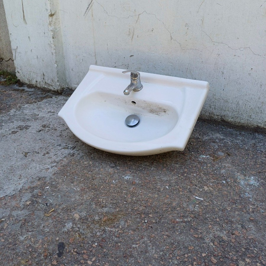 Pileta de baño en loza con grifería monocomando - imagen 3