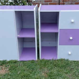 Juego de 2 Mesas de Luz Blancas y Violetas con Cajones y Puerta - imagen 1