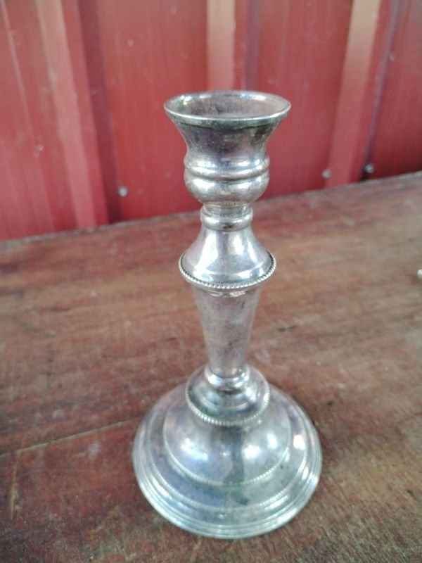 Candelabro de plata con diseño ornamentado