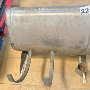 Tanque Metálico con Soporte para Uso Industrial o Agrícola - imagen 1