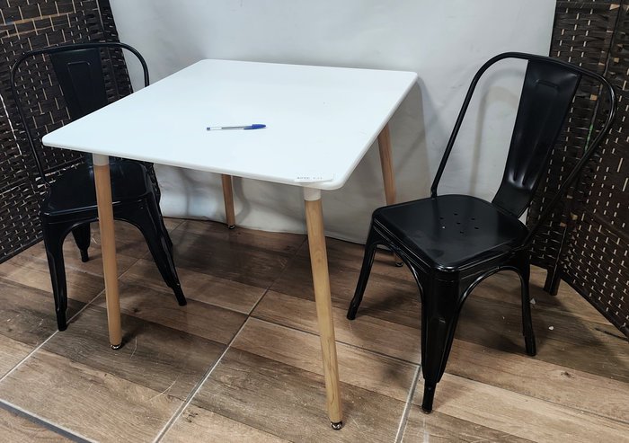 JUEGO DESAYUNADOR MESA EAMES 80X80CM. + 2 SILLAS TOLIX ALTO TRANSITO NEGRAS - Descubre la comodidad y el estilo en este juego de mesa y sillas diseñadas por Charles y Ray Eames. - imagen 5