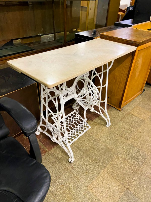 Mesa de Máquina de Coser Antigua con Pie de Hierro Blanco y Cuna - imagen 1