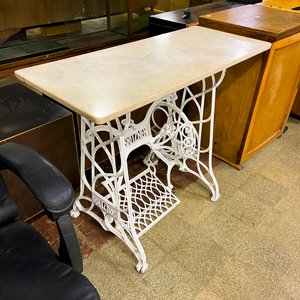 Lote siguiente: Mesa de Máquina de Coser Antigua con Pie de Hierro Blanco y Cuna