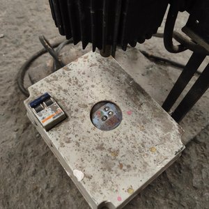 Motor Eléctrico con Estructura Metálica y Cableado - imagen 3
