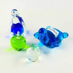 Cuatro Figuras Decorativas de Cristal: Tortuga y Manzanas - imagen 1