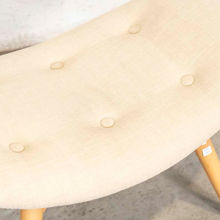 Banqueta con asiento tapizado en tela rústica y patas de madera - imagen 2