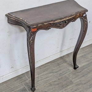 Consola Francesa Antigua de Madera con Vidrio y Detalles Tallados - imagen 1