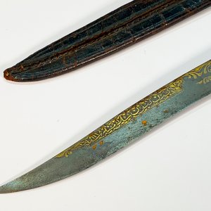 Cuchillo Estilo Árabe con Cabo de Bronce, Esmalte y Vaina de Cuero - imagen 2