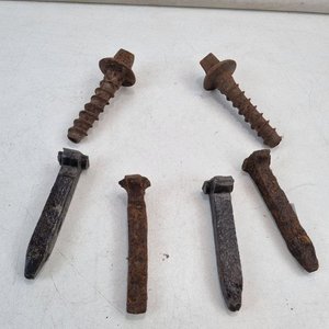 Lote siguiente: L 363 - 6 Piezas - Lote de seis piezas de hierro, incluyendo cuatro clavos de via o “dog spikes” y dos tirafondos de via o “lag screws” (Con