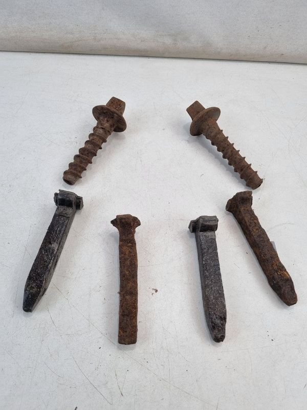 L 363 - 6 Piezas - Lote de seis piezas de hierro, incluyendo cuatro clavos de via o “dog spikes” y dos tirafondos de via o “lag screws” (Con