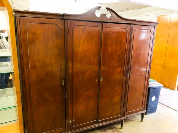 Armario Antiguo de Madera Oscura con Cuatro Puertas