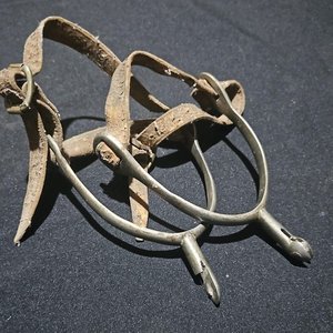 Lote siguiente: Par de Espuelas Antiguas con Detalle en Metal Blanco y Cuero