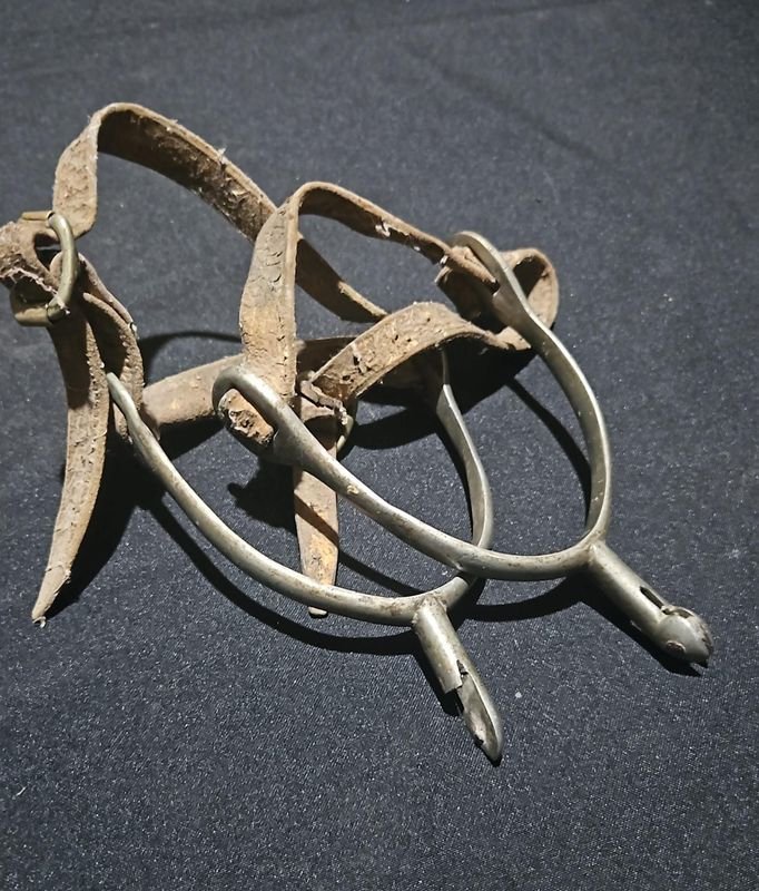 Par de Espuelas Antiguas con Detalle en Metal Blanco y Cuero