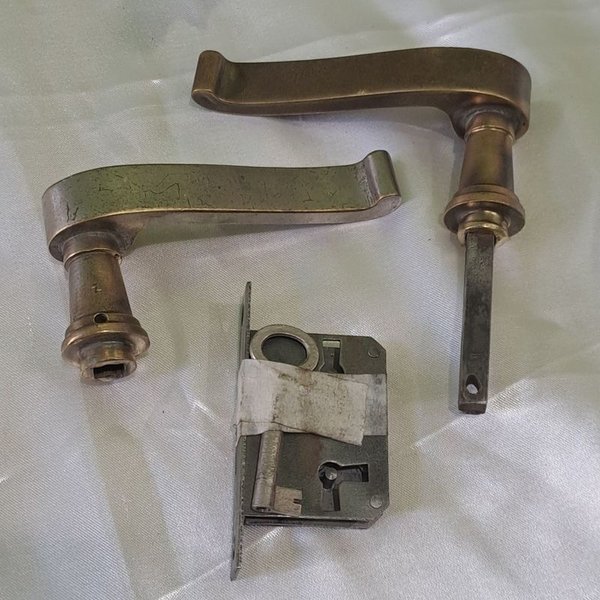 Juego de pestillos de bronce con cerradura y llave ideal para muebles - imagen 1