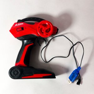 Auto a Control Remoto Negro con Baterías y Control Rojo - imagen 5