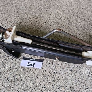 Mini Compresor Inflador Portátil 12V y Gato Mecánico para Auto - imagen 4