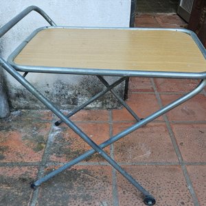 Lote siguiente: Mesa Auxiliar Plegable Metálica con Tapa de Madera
