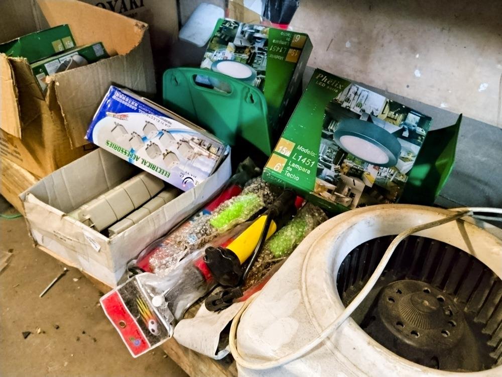 Lote de Lámparas LED, Soporte de Manguera y Enchufes Varios