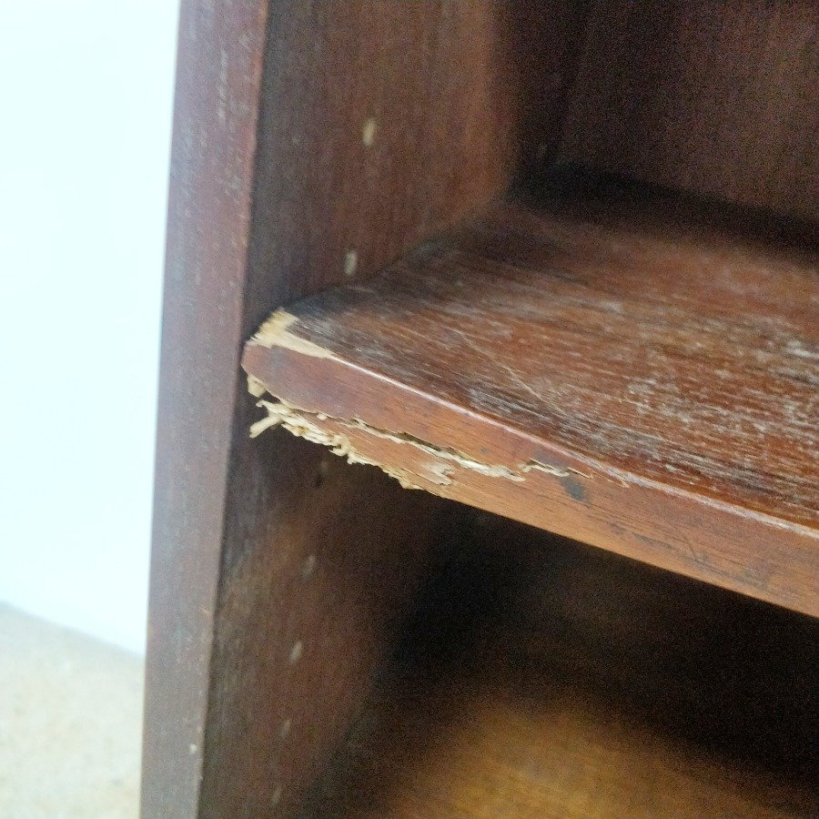Estantería en mdf con dos estantes y detalles de uso - imagen 3