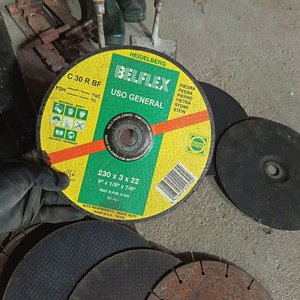 Lote de Discos de Corte, Mensulas, Herramientas y Botas de Goma - imagen 4