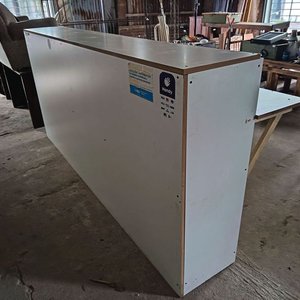Gran Mostrador Blanco de MDF con Estantes y Superficie Plegable - imagen 2