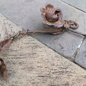 Adorno de Hierro Forjado con Flores y Herramientas de Campo Antiguas - imagen 2