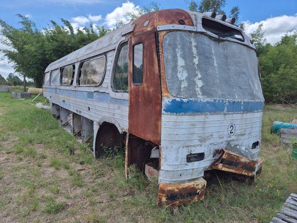 Reliquia de un autobús abandonado - imagen 1