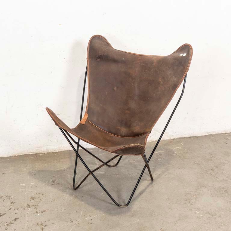 Lote anterior: Sillón africano tapizado en cuero con averías