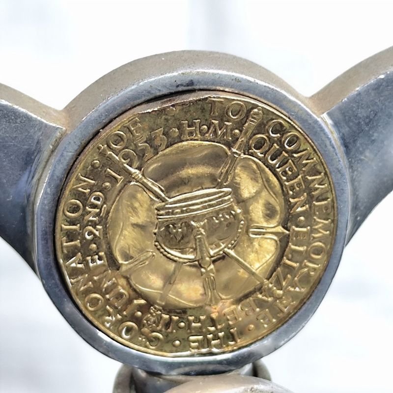 Raro porta destapador en soporte de madera con moneda incrustada - imagen 5