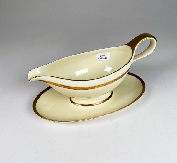 Lote anterior: Salsera de porcelana alemana con borde dorado