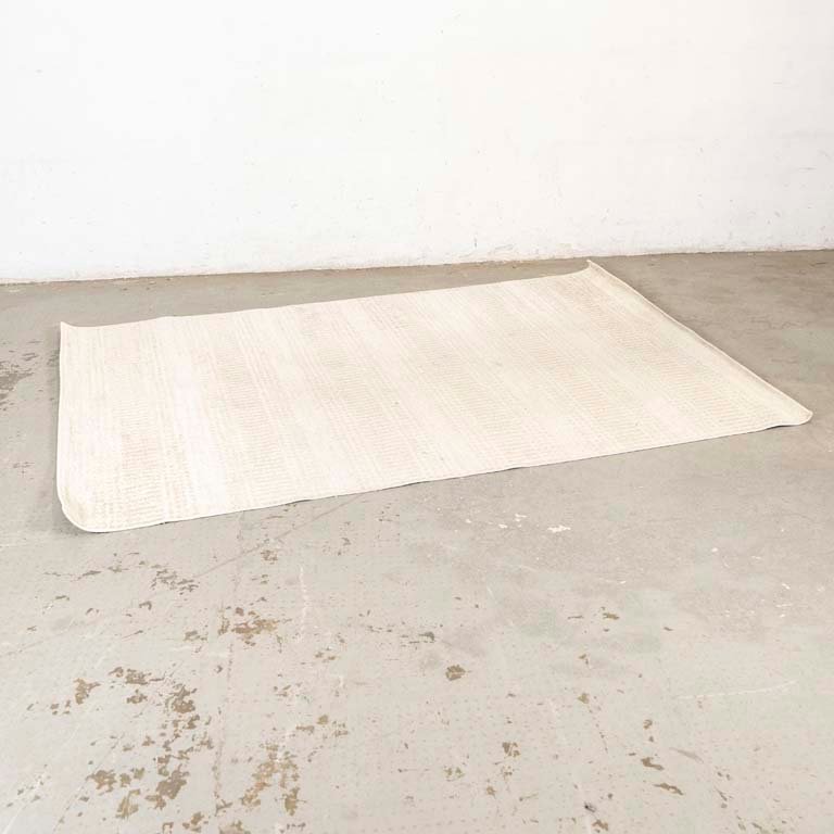Lote siguiente: Alfombra acrílica color marfil manchada