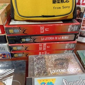 Lote Variado de CDs, Películas en VHS y Estuches - imagen 5
