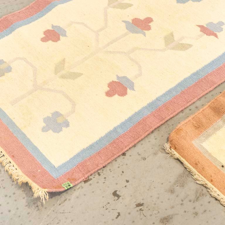 Par de alfombras kilim: caminero y alfombra, fondos marfil con borde rojo y celeste - imagen 3