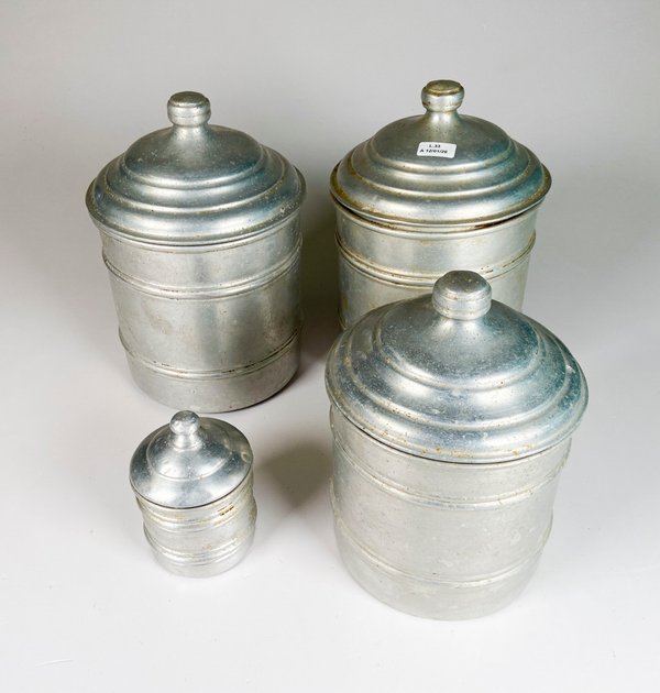 Lote siguiente: Cuatro tarros de cocina en aluminio con tapas