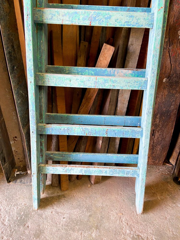 Escalera tijera de madera con pintura gris y polillas - imagen 4