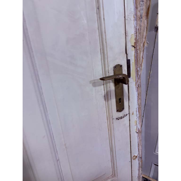 Puerta de madera con marco antiguo - imagen 2