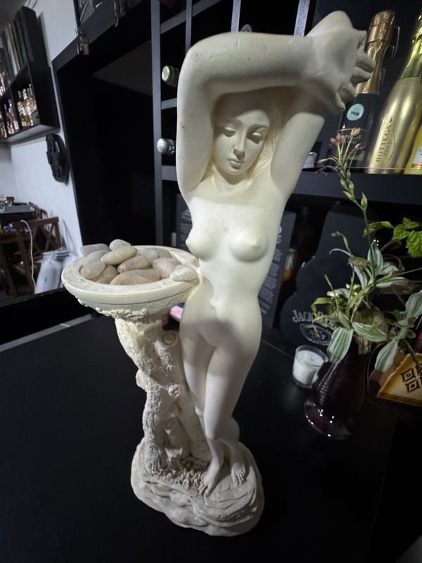Escultura Decorativa Figura Femenina con Fuente Estilo Clásico - imagen 1
