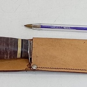 Cuchillo de Caza con Hoja de Acero y Cabo de Cuero con Vaina Artesanal - imagen 1