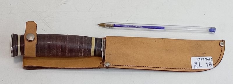 Cuchillo de Caza con Hoja de Acero y Cabo de Cuero con Vaina Artesanal