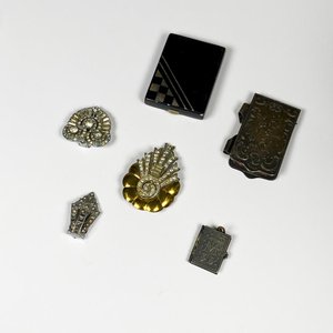 Lote siguiente: Lote de 6 Accesorios Vintage: Clips, Prendedor, Portalibretas y Polvera