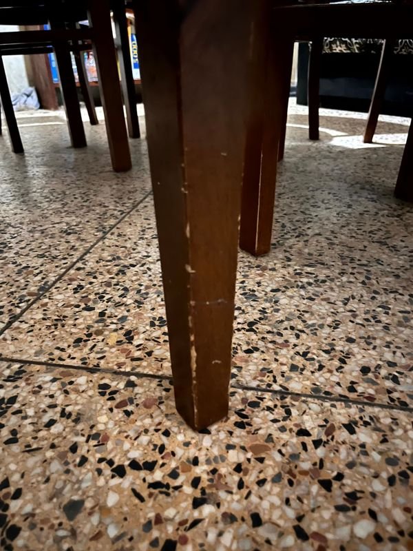 Juego de Comedor Mesa Rectangular de Madera en Tono Roble Oscuro Seis Sillas Respaldo de Madera Asiento Tapizado - imagen 7